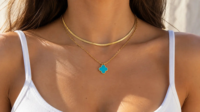 Zwei goldene Ketten in unterschiedlichen Kettenlängen im Layering-Look getragen