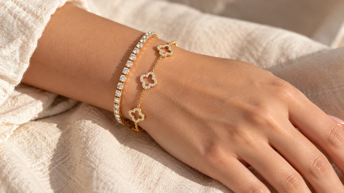 Zwei goldene Armbänder perfekt sitzend am Handgelenk