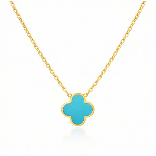 Goldene Kleeblatt-Halskette mit türkisfarbenem Anhänger, elegante Damenkette aus Edelstahl mit Clover-Design, minimalistischer Glücksschmuck, feine Kette auf weißem Hintergrund
