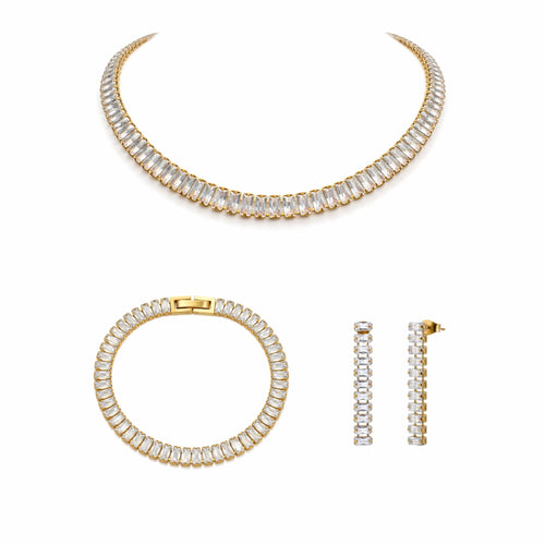 Pure Glow Schmuck Set mit goldfarbener Kette, Armband und Ohrringen mit klaren, rechteckigen Zirkonia Elementen, minimalistisch auf reinweißem Hintergrund.