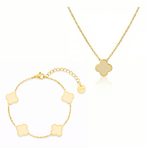 Soft Gold Clover Schmuck Set mit goldfarbener Kette und Armband mit sanftem Kleeblatt Design in hellem Beigeton auf reinweißem Hintergrund
