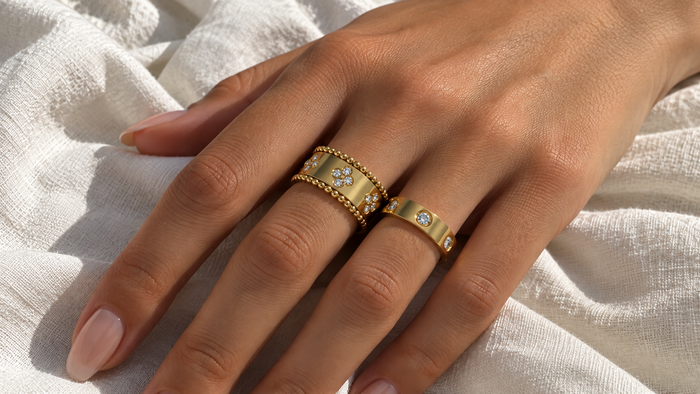 Goldene Ringe mit Steinen an der Hand, die nicht auf die Haut abfärben