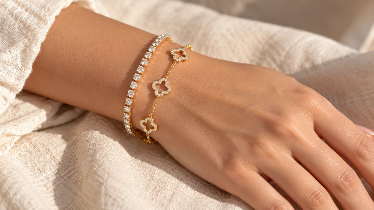 Zwei goldene Armbänder perfekt sitzend am Handgelenk