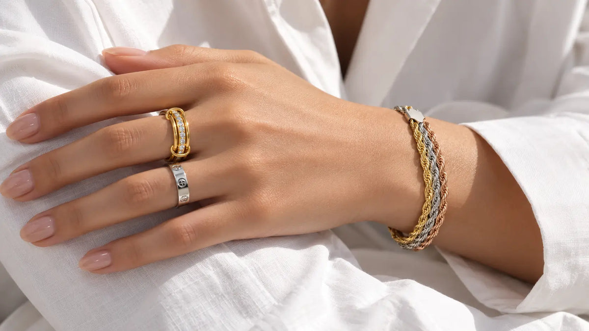 Silberner und goldener Ring mit dreifarbigem Armband in Gold, Silber und Roségold kombiniert