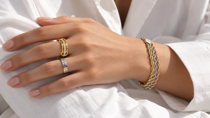 Silberner und goldener Ring mit dreifarbigem Armband in Gold, Silber und Roségold kombiniert