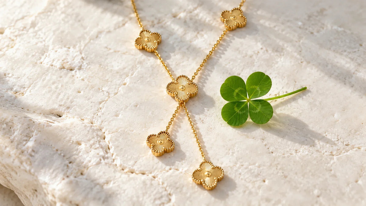 Goldene Kleeblatt-Kette im Y-Design mit echtem vierblättrigem Kleeblatt auf hellem Stein