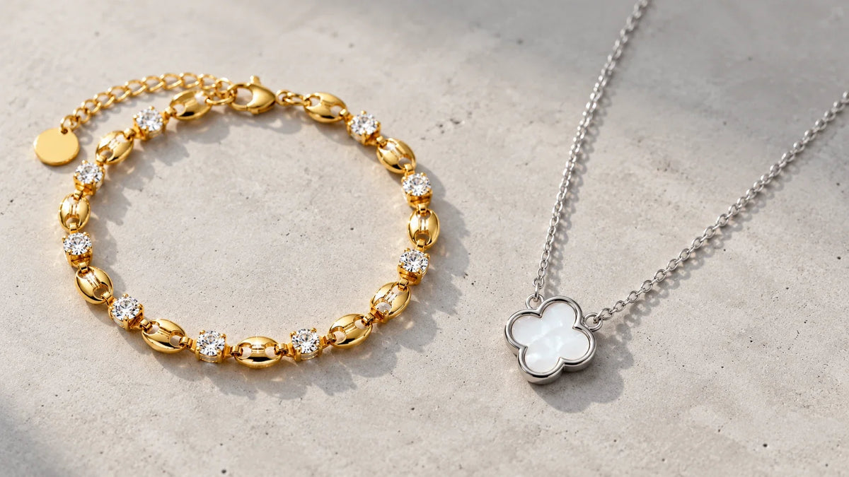 Edelstahlschmuck in Gold und Silber auf hellem Beton