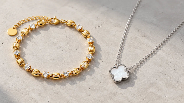 Edelstahlschmuck in Gold und Silber auf hellem Beton