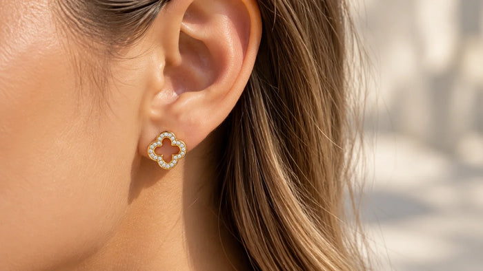 Hypoallergene goldene Ohrstecker mit Zirkonia Steinen am Ohr getragen
