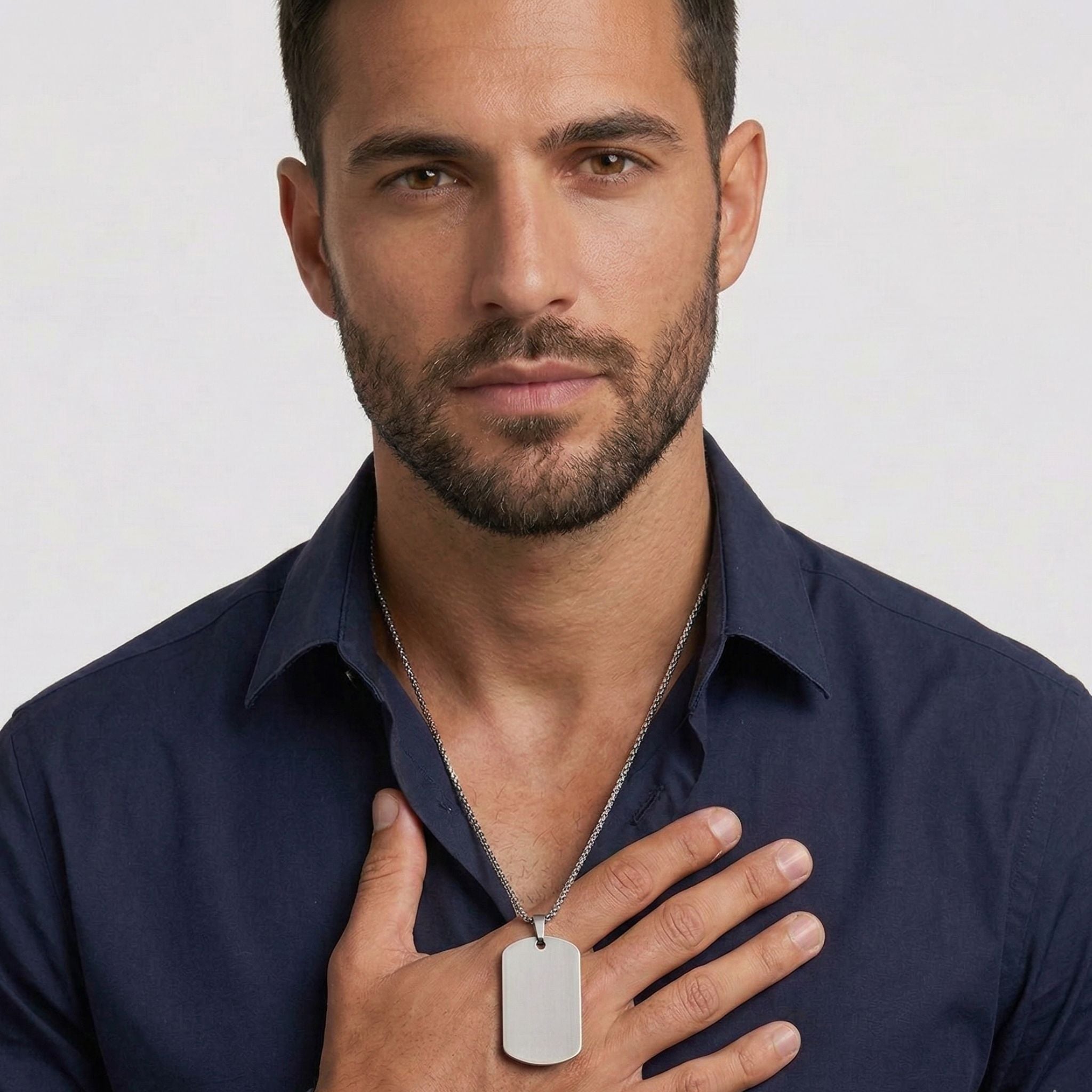 Silberne Identity Tag Halskette mit minimalistischer Kette und schlichtem Anhänger im modernen Design. Wasserfest, hypoallergen, hautfreundlich und langlebig, hochwertiger Modeschmuck.