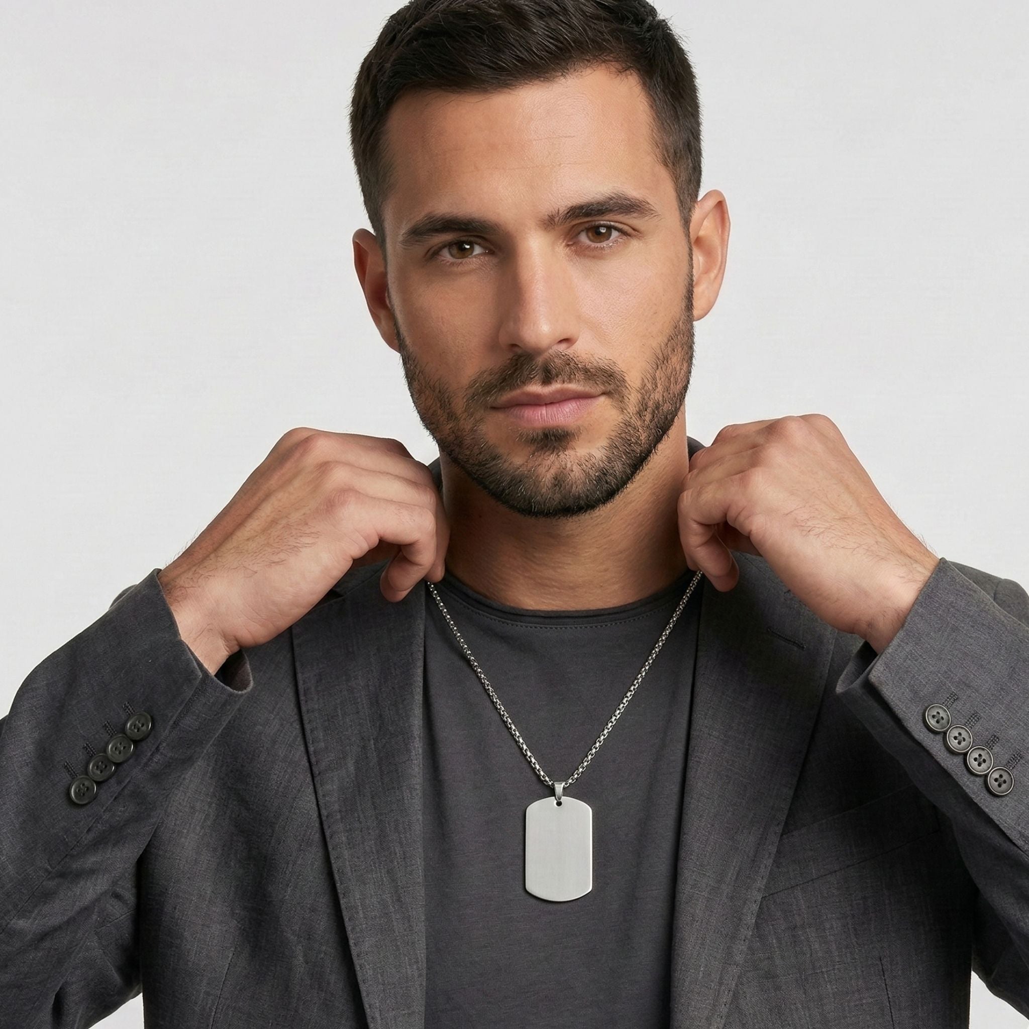 Silberne Identity Tag Halskette mit minimalistischer Kette und schlichtem Anhänger im modernen Design. Wasserfest, hypoallergen, hautfreundlich und langlebig, hochwertiger Modeschmuck.
