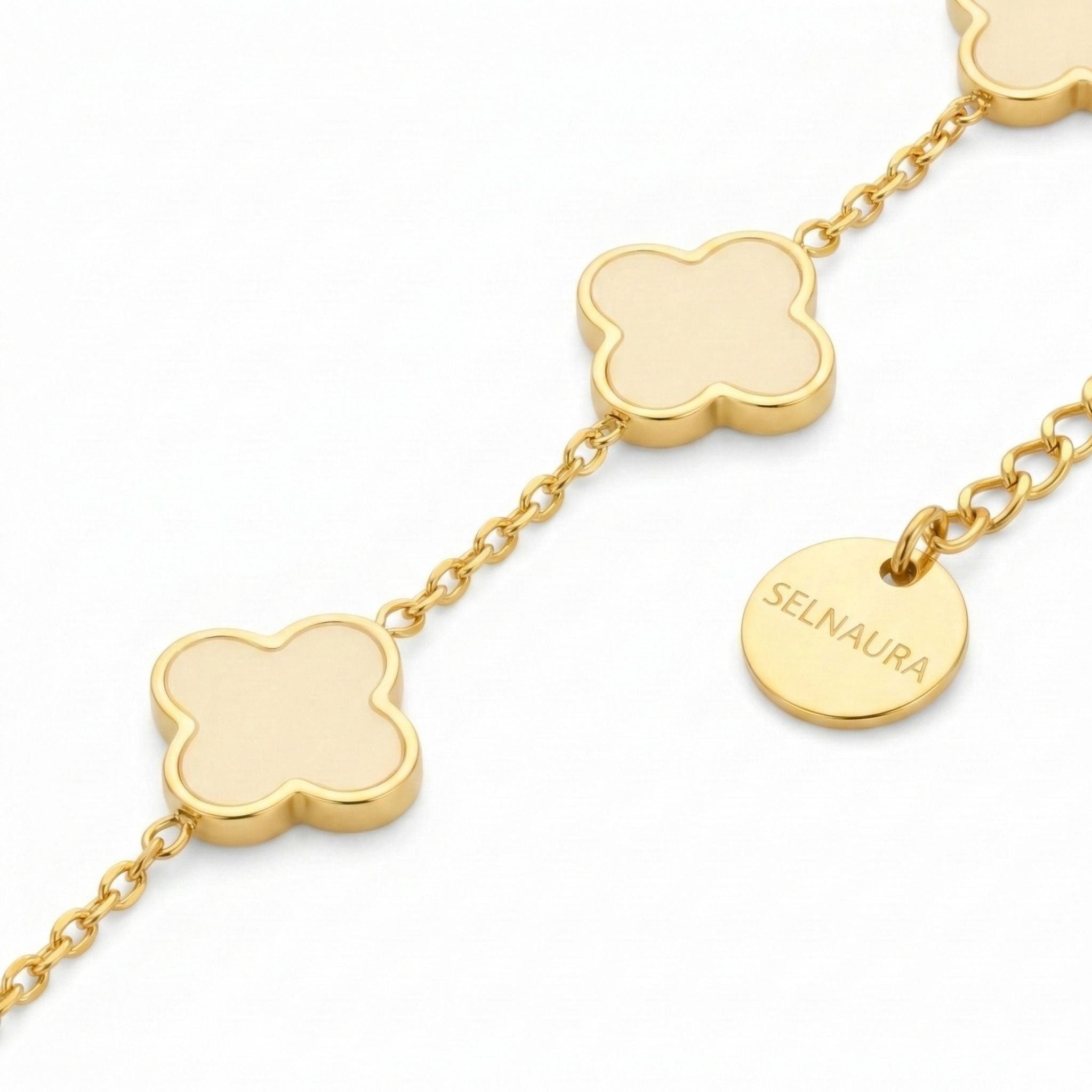 Beiges Clover Damen Armband  in Gold – wasserfest, hypoallergen, hautfreundlich und langlebig, hochwertiger Modeschmuck.