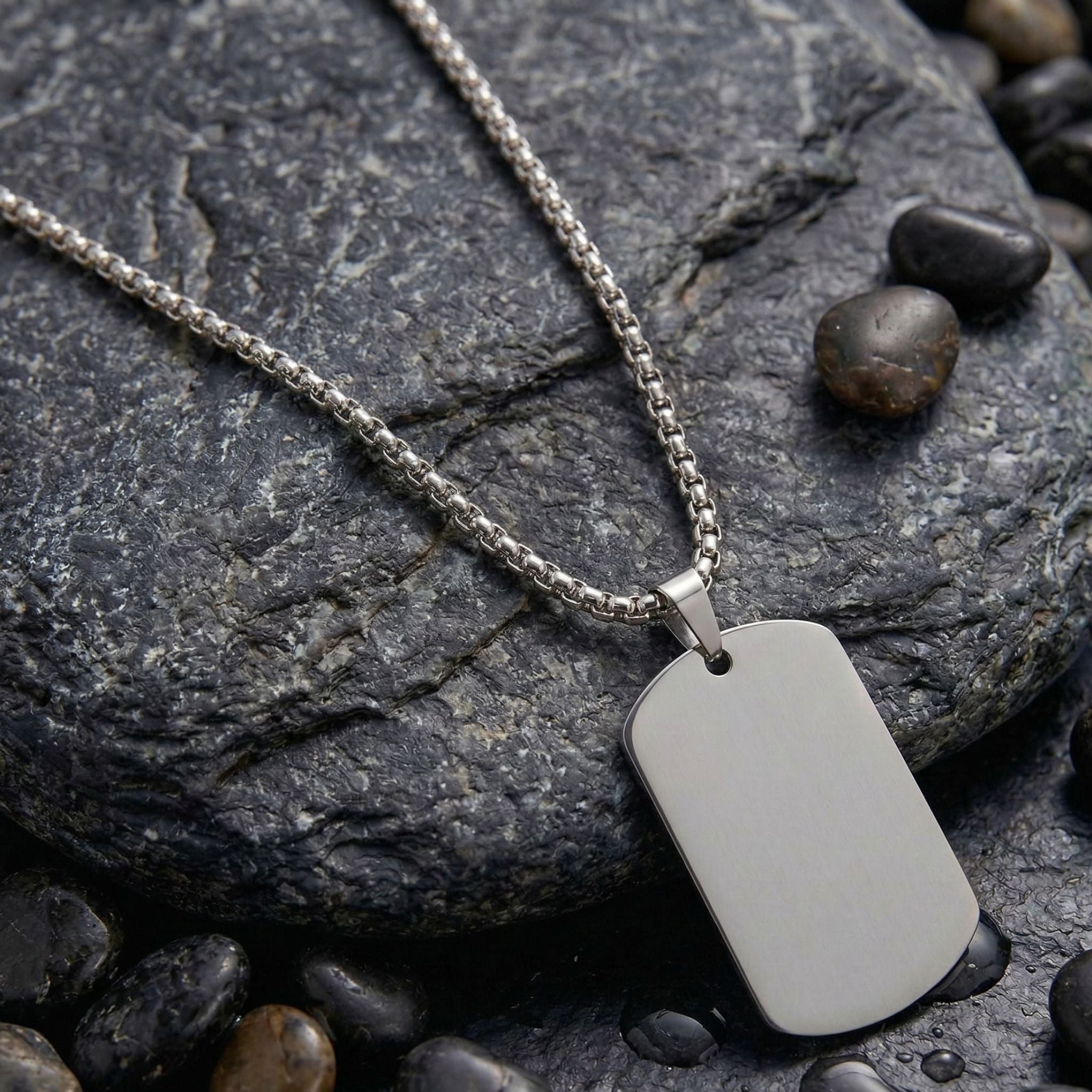 Silberne Identity Tag Halskette mit minimalistischer Kette und schlichtem Anhänger im modernen Design. Wasserfest, hypoallergen, hautfreundlich und langlebig, hochwertiger Modeschmuck.