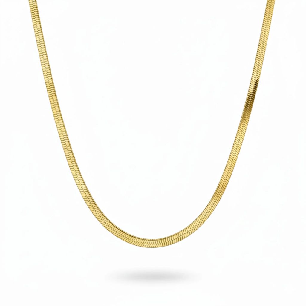 Liquid Flow Snake Kette in Gold, flache Halskette aus Edelstahl 18K vergoldet auf weißem Hintergrund