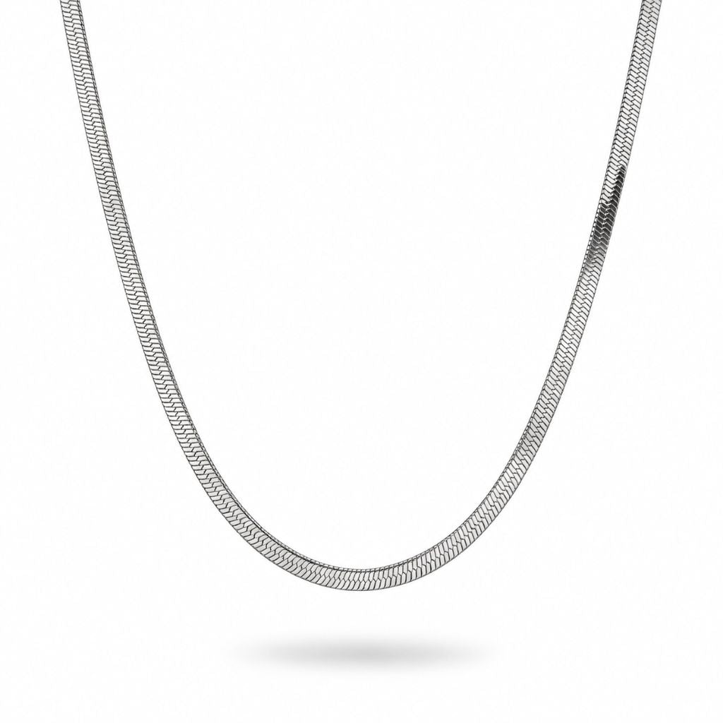 Liquid Flow Snake Kette in Silber, flache Halskette aus Edelstahl auf weißem Hintergrund