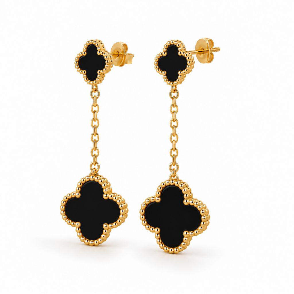 Kleeblatt-Ohrringe in Gold mit Kette und schwarzem Kleeblatt-Anhänger, Seitenansicht mit Ohrstecker