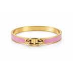 Wasserfester Goldener Armreif mit pinken Akzenten auf einem rein weißen Hintergrund. Schmuck für Frauen