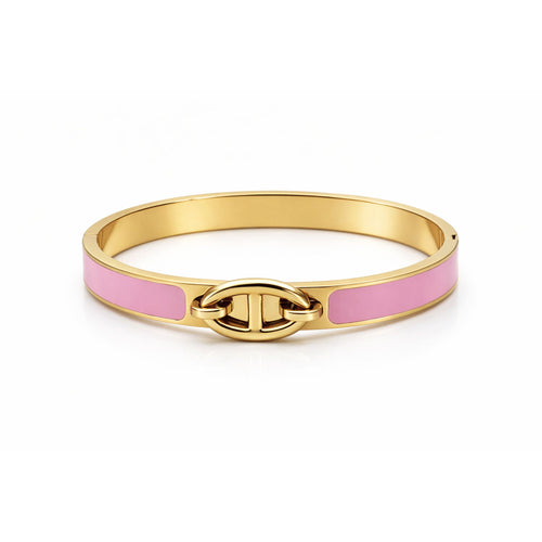 Wasserfester Goldener Armreif mit pinken Akzenten auf einem rein weißen Hintergrund. Schmuck für Frauen