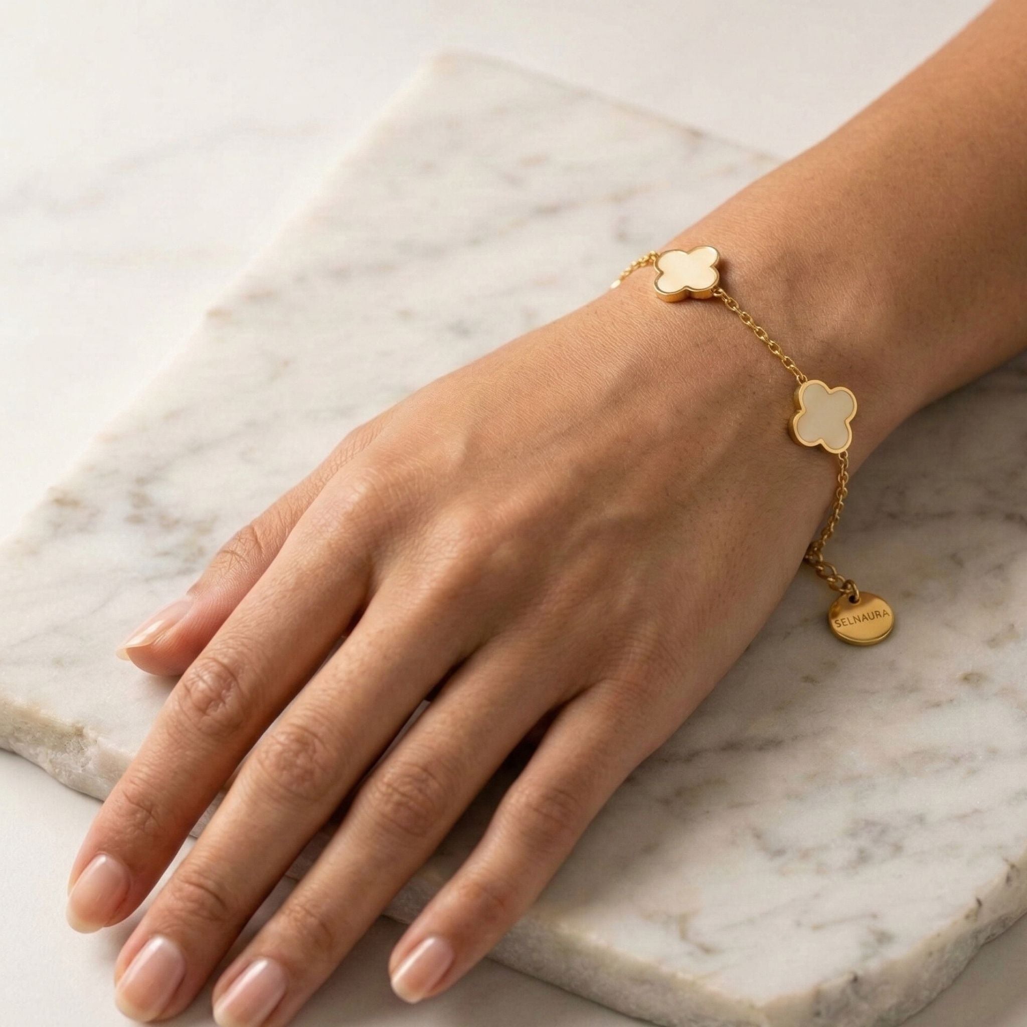 Beiges Clover Damen Armband in Gold – wasserfest, hypoallergen, hautfreundlich und langlebig, hochwertiger Modeschmuck.
