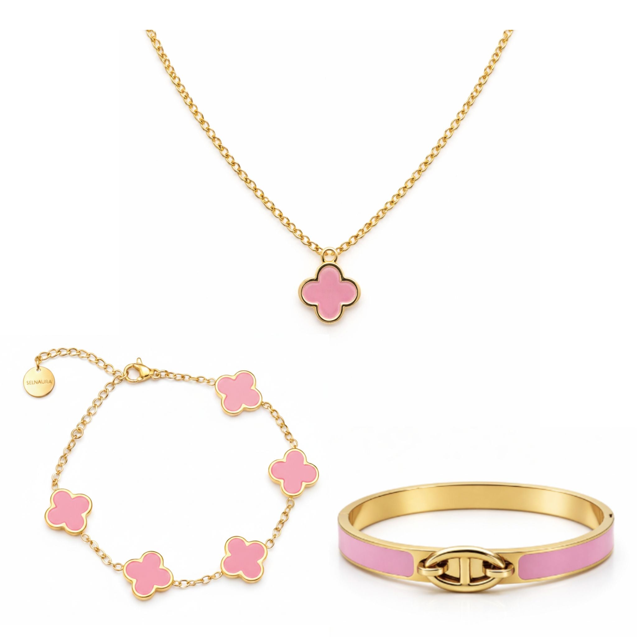 Blush Clover Schmuck-Set mit goldfarbener Kette, Armband und Ring mit rosafarbenem Kleeblatt-Design, elegant arrangiert auf reinweißem Hintergrund.