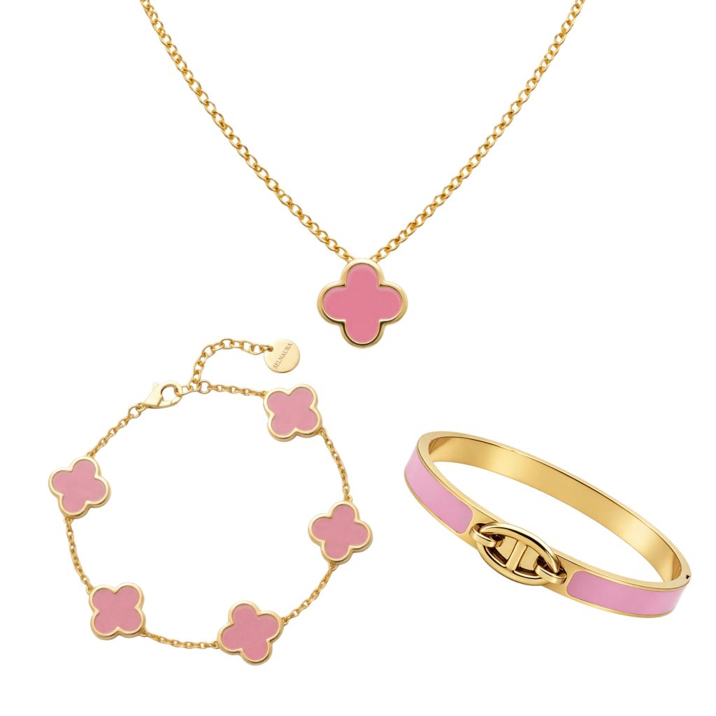 Blush Clover Schmuck-Set mit goldfarbener Kette, Armband und Ring mit rosafarbenem Kleeblatt-Design, elegant arrangiert auf reinweißem Hintergrund.