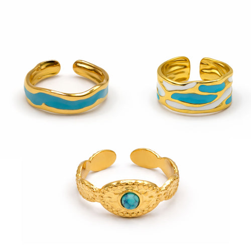 Drei goldene Ringe mit türkisfarbenen und weißen Emaille-Details, inspiriert von Meereswellen – Call of the Ocean Set.