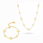 Clover Path Schmuck Set mit goldfarbener Kette und Armband mit mehreren Kleeblatt Elementen, minimalistisch auf reinweißem Hintergrund.
