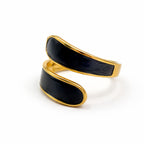 Goldener Ring mit schwarzer Emaille im modernen, geschwungenen Design, elegant und minimalistisch, größenverstellbar, wasserfester und hautfreundlicher Damenschmuck von Selnaura
