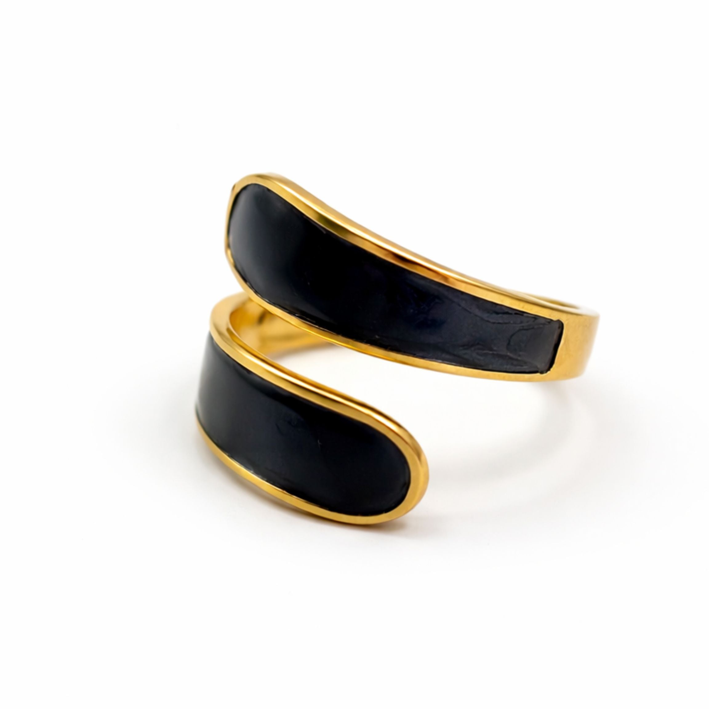Goldener Ring mit schwarzer Emaille im modernen, geschwungenen Design, elegant und minimalistisch, größenverstellbar, wasserfester und hautfreundlicher Damenschmuck von Selnaura