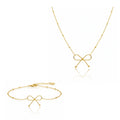 Ela Belle Schmuck Set mit goldfarbener Kette und Armband mit filigranem Schleifen Design, minimalistisch auf reinweißem Hintergrund.