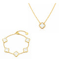 Eternal Bloom Clover Schmuck-Set mit goldfarbener Kette und Armband mit weißem Kleeblatt Design, elegant und zeitlos auf reinweißem Hintergrund.