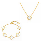 Eternal Bloom Clover Schmuck-Set mit goldfarbener Kette und Armband mit weißem Kleeblatt Design, elegant und zeitlos auf reinweißem Hintergrund.