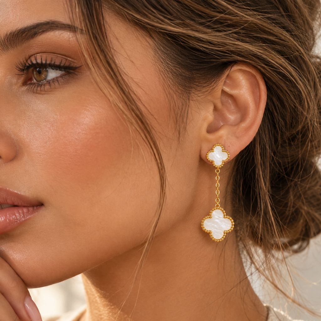 Frau trägt Pearl Clover Ohrhänger in Gold, lange Ohrringe mit kleinem und großem Perlmutt-Kleeblatt
