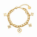 Charm Armband in Gold mit Kleeblatt- und geometrischen Anhängern, wasserfest, hautfreundlich, langlebiger Modeschmuck für Damen