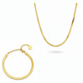 Golden Flow Snake Schmuck Set mit goldfarbener Schlangenkette und passendem Armband, minimalistisch dargestellt auf reinweißem Hintergrund.