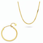 Golden Flow Snake Schmuck Set mit goldfarbener Schlangenkette und passendem Armband, minimalistisch dargestellt auf reinweißem Hintergrund.