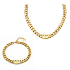 Golden Pulse Chain Schmuck Set mit goldfarbener Kette und passendem Armband im markanten Kettendesign, klar dargestellt auf reinweißem Hintergrund.