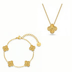 Golden Radiance Schmuck Set mit goldfarbener Kette und Armband mit strukturiertem Kleeblatt Design, hochwertig arrangiert auf reinweißem Hintergrund.