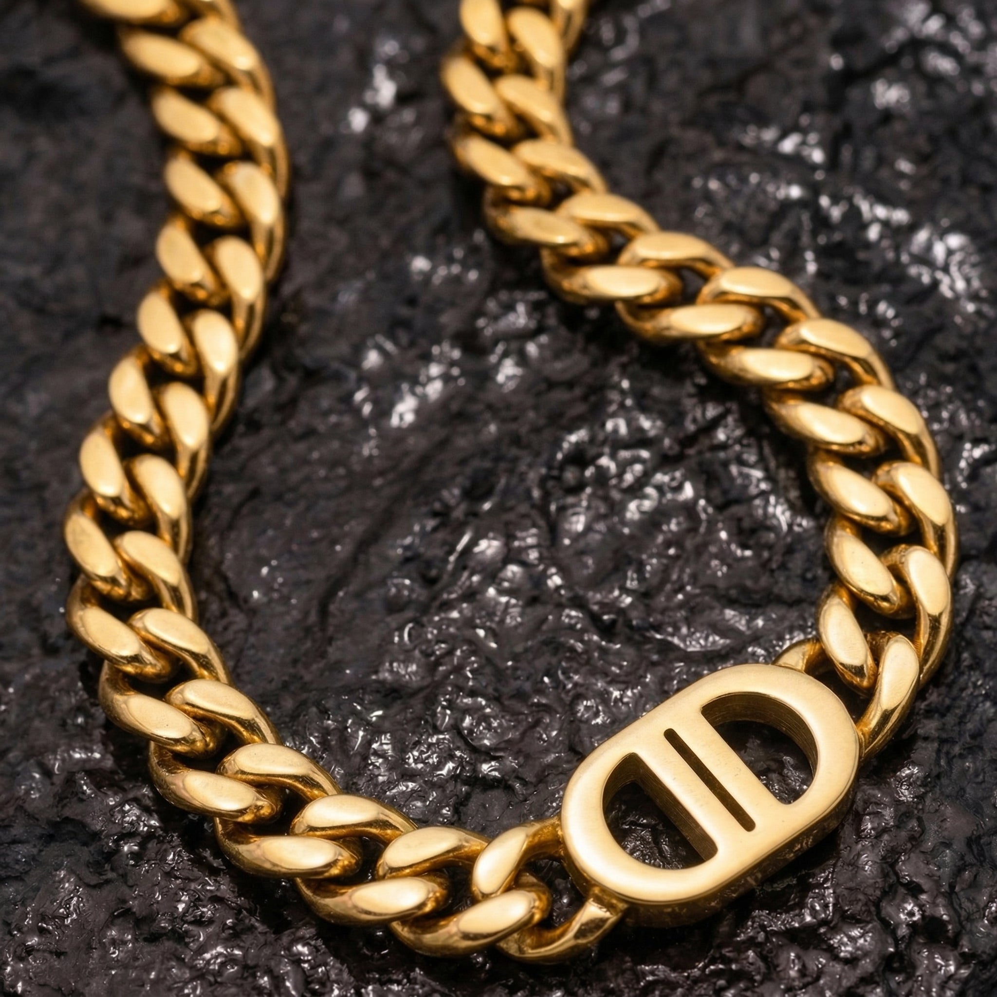Golden Pulse Halskette – 18K vergoldete Panzerkette mit markantem  DD Mittelteil, eleganter Schmuck und waserfest auf einem schwarzen Stein