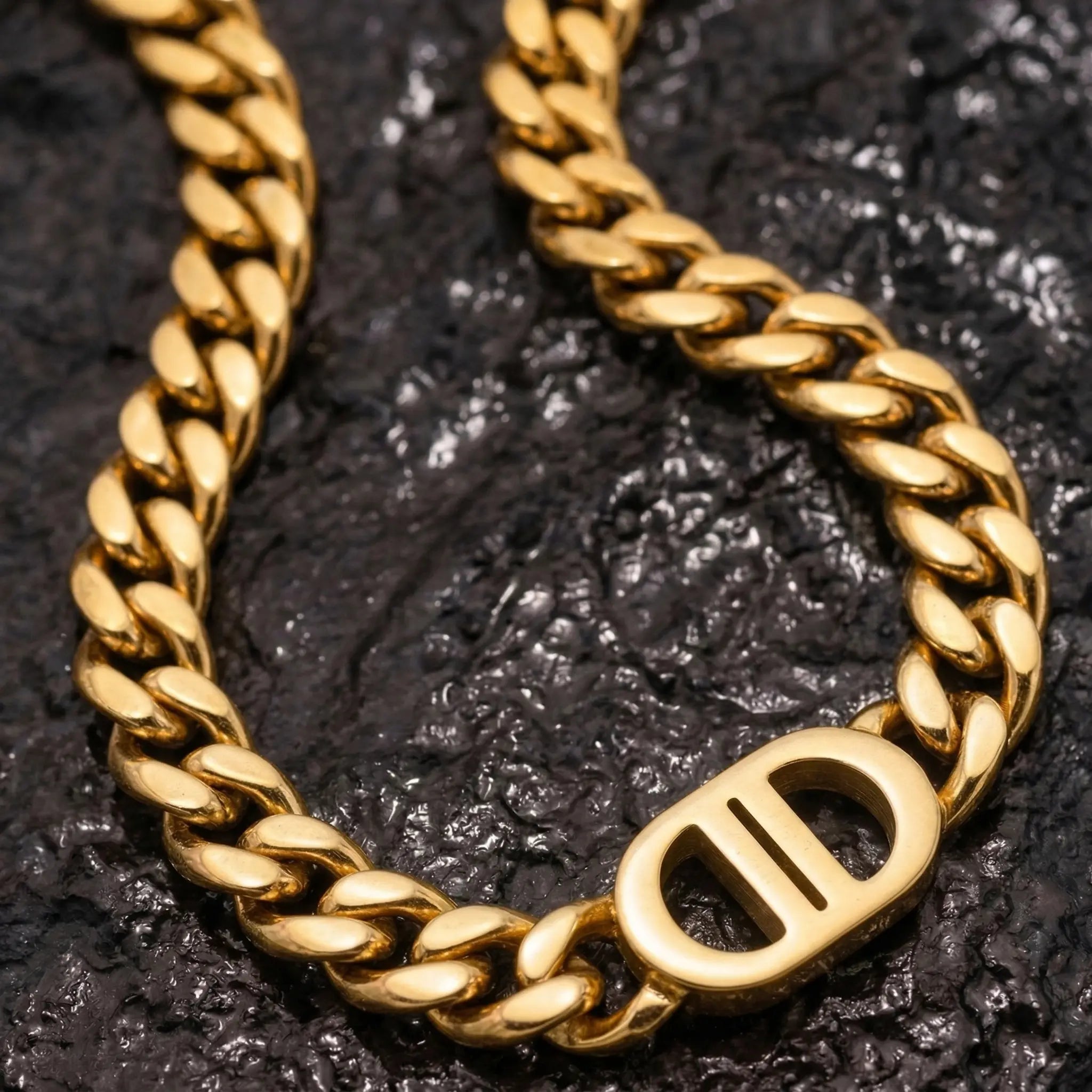 Golden Pulse Halskette – 18K vergoldete Panzerkette mit markantem  DD Mittelteil, eleganter Schmuck und waserfest auf einem schwarzen Stein