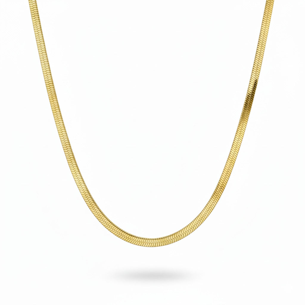 Liquid Flow Snake Kette – elegante goldfarbene Schlangenkette mit flachem, glänzendem Design, minimalistischer Selnaura Schmuck