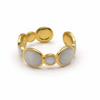 Größenverstellbarer Damenring in Gold mit runden weißen Emaille-Elementen – moderner Statement-Ring, wasserfest & hautfreundlich | Selnaura