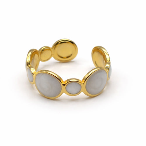 Größenverstellbarer Damenring in Gold mit runden weißen Emaille-Elementen – moderner Statement-Ring, wasserfest & hautfreundlich | Selnaura