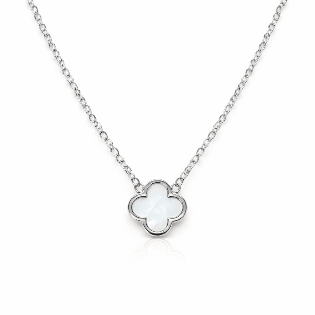 Silberne Kleeblatt Halskette mit weißem Perlmutt Anhänger, filigrane Kette, eleganter Damenschmuck auf weißem Hintergrund