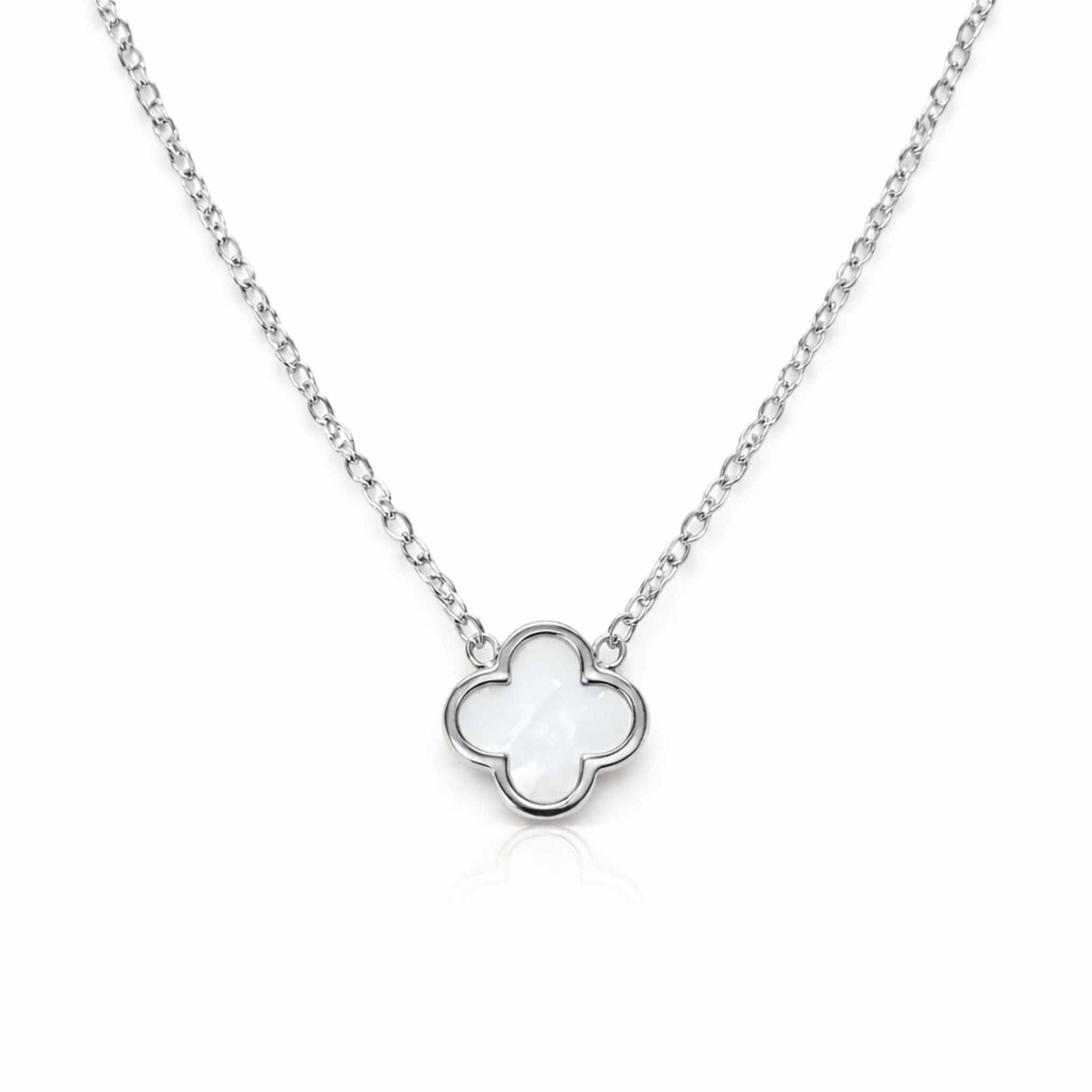 Silberne Kleeblatt Halskette mit weißem Perlmutt Anhänger, filigrane Kette, eleganter Damenschmuck auf weißem Hintergrund