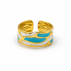 Goldener Ring mit weiß-türkisfarbener Emaille im abstrakten Wellen-Design, modern und elegant, größenverstellbar, wasserfester und hautfreundlicher Damenschmuck von Selnaura