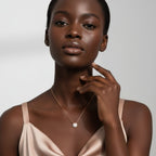 Zirkonia Glücks Halskette in Rosé getragen, feminin und elegant, wasserfester Modeschmuck für Damen, alltagstauglich