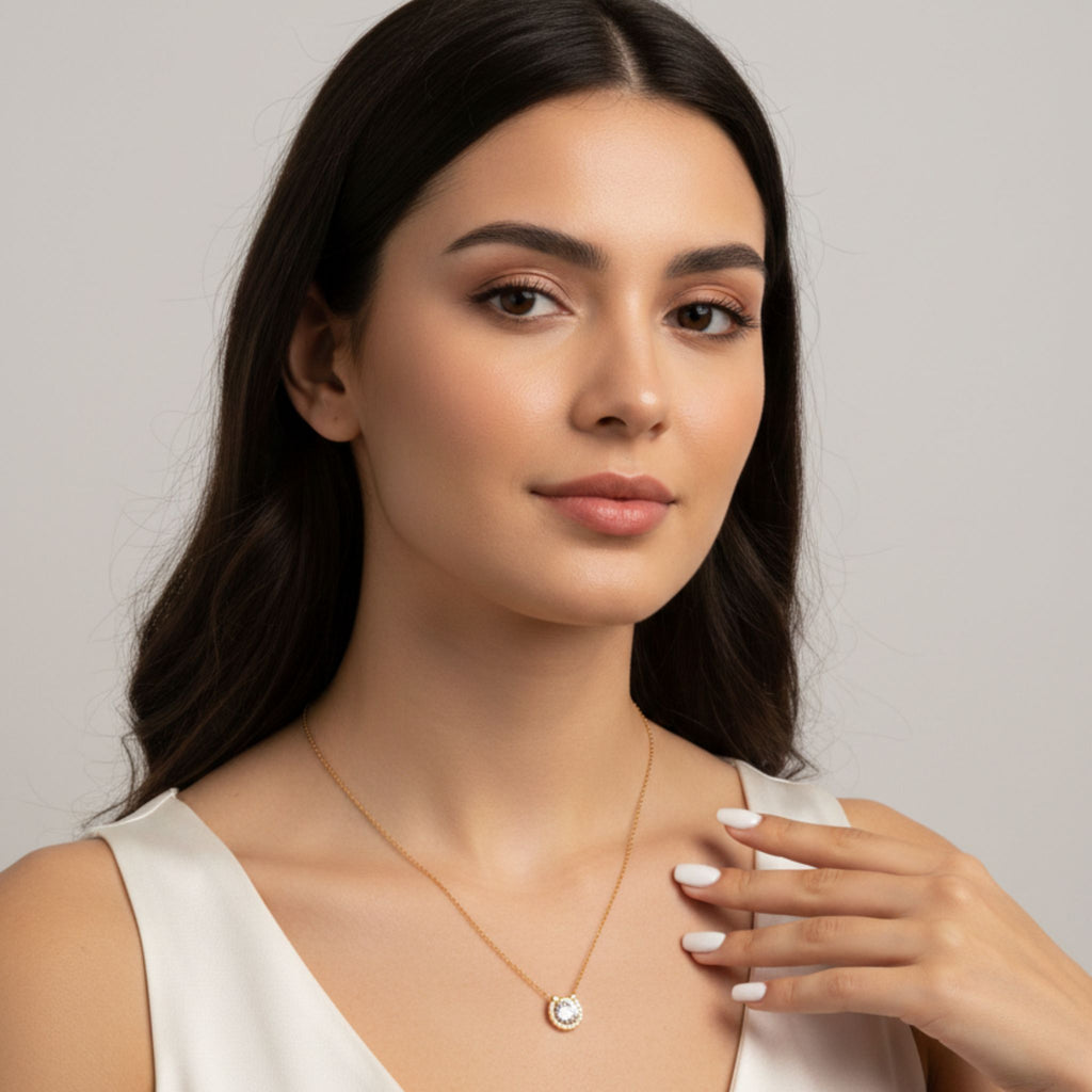 Zirkonia Halskette in Gold getragen, dezent und edel, wasserfester Modeschmuck für Damen, perfekte Geschenkidee