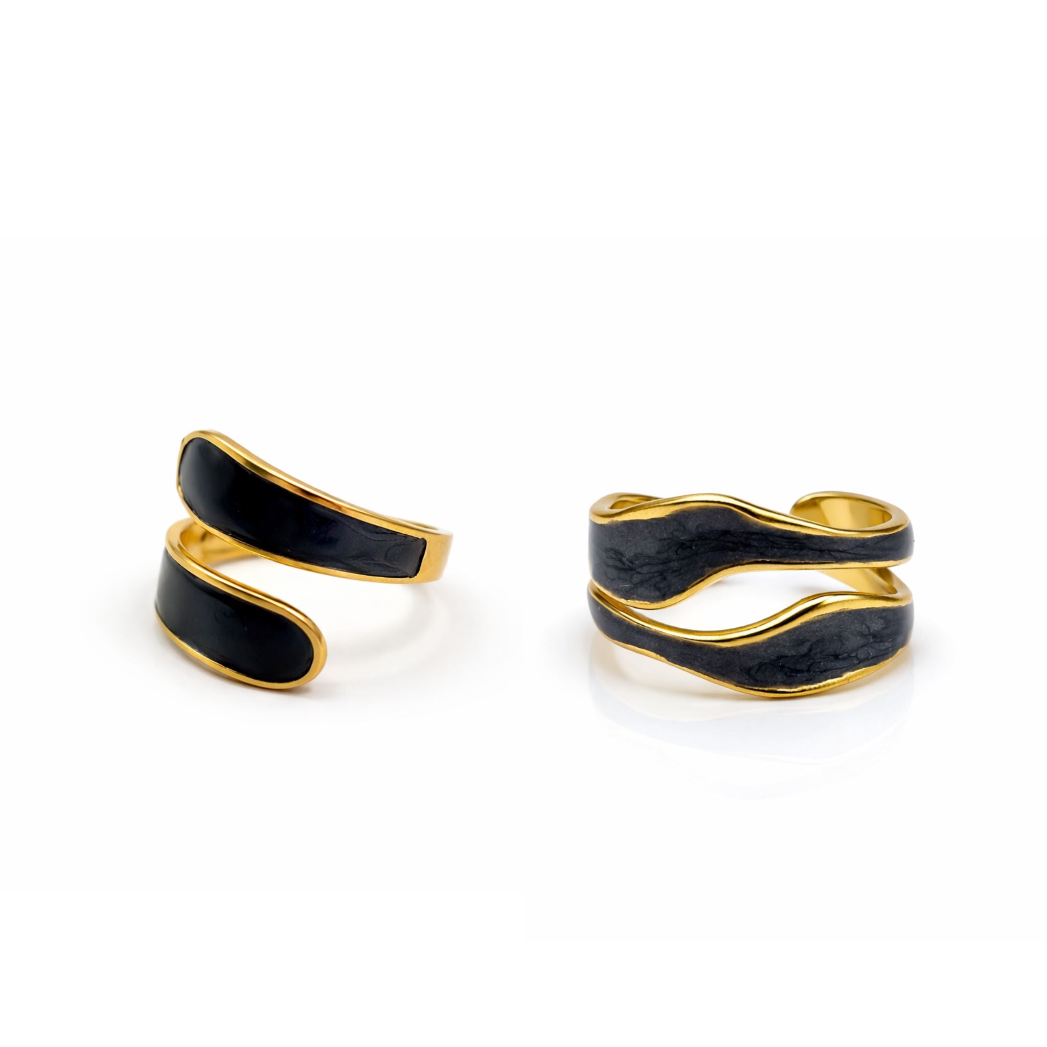 Noir Flow Ring-Set mit zwei goldfarbenen Ringen und schwarzem, fließendem Design, modern und minimalistisch auf reinweißem Hintergrund.