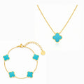 Ocean Clover Schmuck Set mit goldfarbener Kette und Armband mit türkisblauem Kleeblatt Design, klar und modern auf reinweißem Hintergrund.